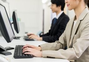 【安定企業での人事労務職】リクルートから独立の不動産関連企業／東京都港区勤務／フレックス制／完全週休2日制