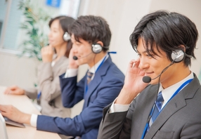 【コールセンタースタッフ／東京都中央区勤務】自社内勤務／深夜対応無し／残業代全額支給／設備修理依頼対応／年収320万以上
